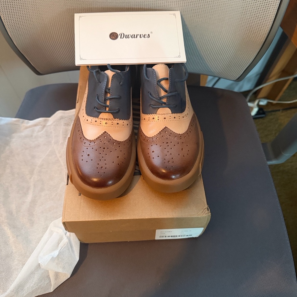 Two-Tone Oxford Women's Shoe